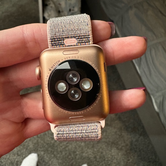 Apple Watch Series 3 Rose Gold - Picture 2 of 2